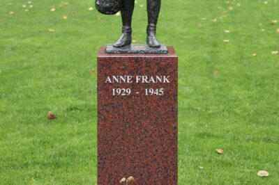 2-Hour Private Anne Frank Walking Tour with Drink