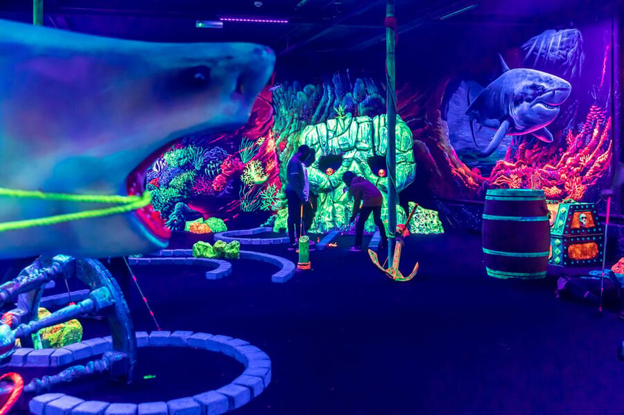 Aloha Amsterdam: 12-Hole Glow-in-the-Dark Mini-Golf - The 12-hole route: ships, pirates, and underwater scenes