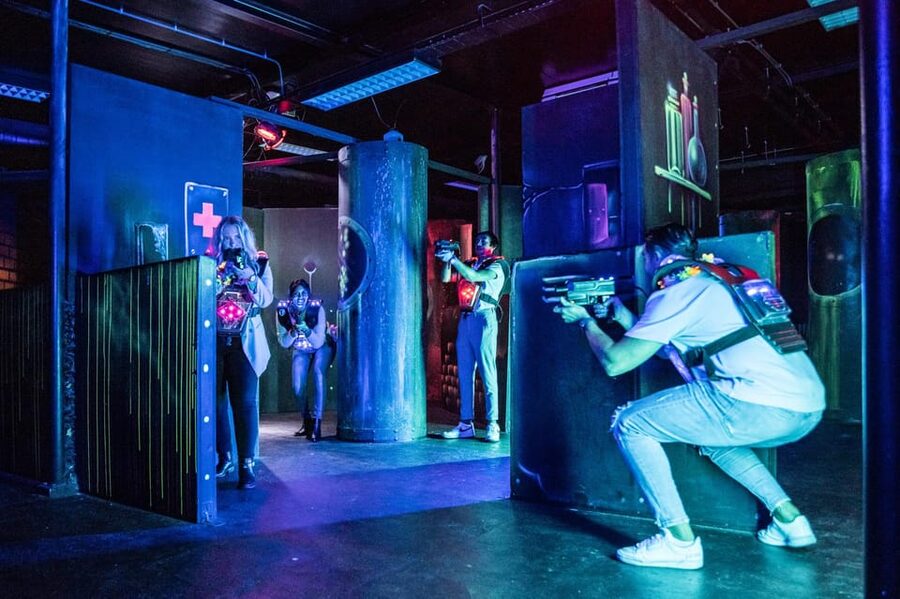 Aloha Amsterdam: Laser Tag Experience - What to wear for the UV lighting