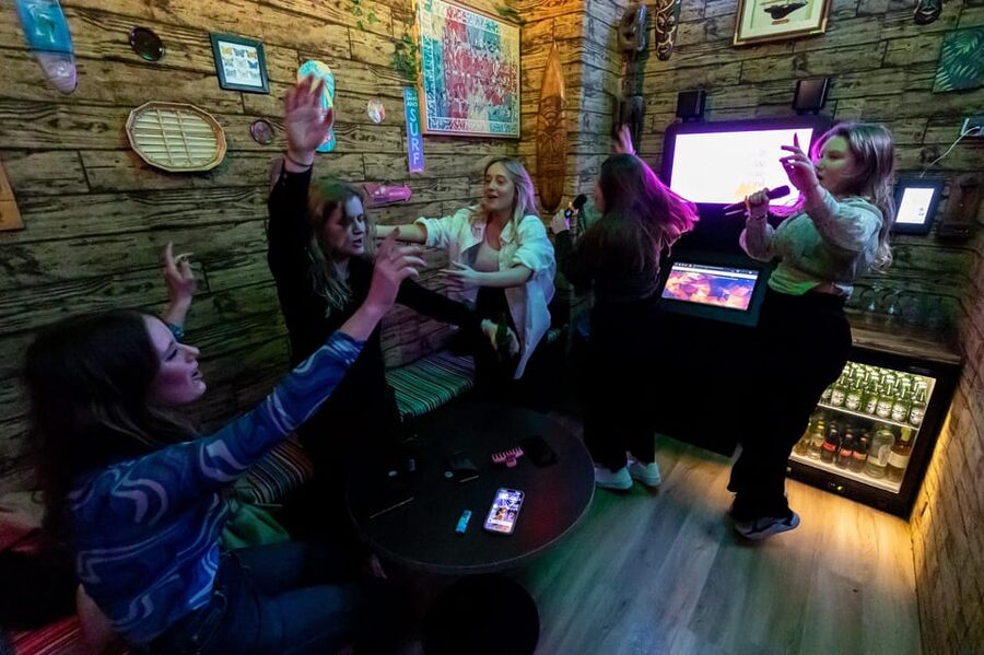 Aloha Amsterdam: Private Karaoke Booth with 20.000 Songs - Getting there and finding the entrance