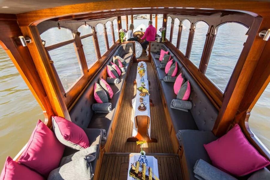 Amsterdam:1.5-Hour Canal Cruise local Guide, Drinks & Snacks - The Red Light District, Oude Kerk, and Central Station