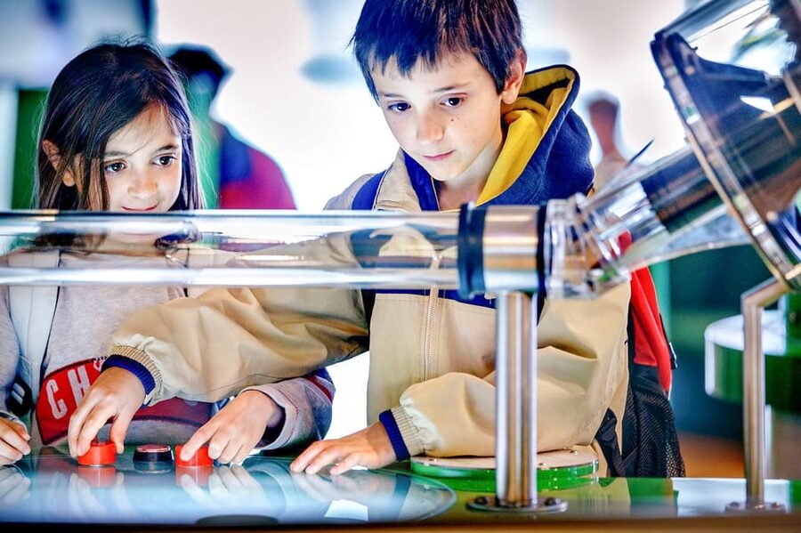 Amsterdam: 1-Hour Canal Cruise & NEMO Science Museum - Who will enjoy this most