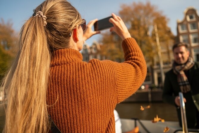 Amsterdam 1-Hour Canal Cruise With Live Guide - Bridges, markets, and old city corners