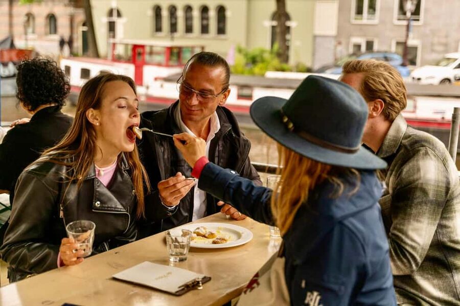 Amsterdam: 10 Tastings Guided Food Tour by UNESCO Canals - Which guide style should you expect?