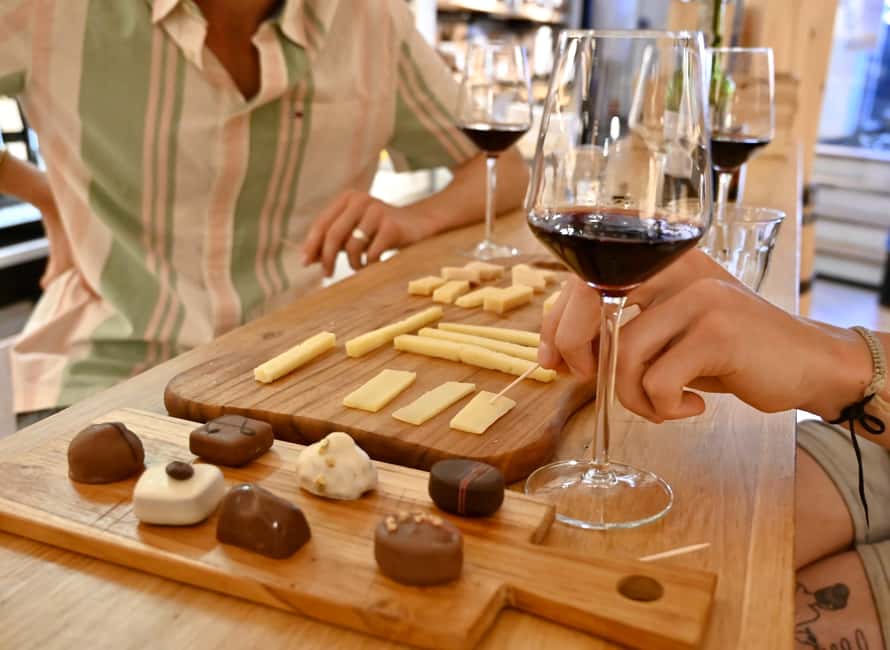 Amsterdam: 10 Tastings Guided Food Tour by UNESCO Canals - Why this food walk works so well in Amsterdam