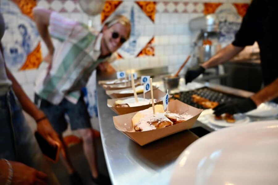 Amsterdam: 10 Tastings Guided Food Tour by UNESCO Canals - Stroopwafels and the taste of a bakery tradition
