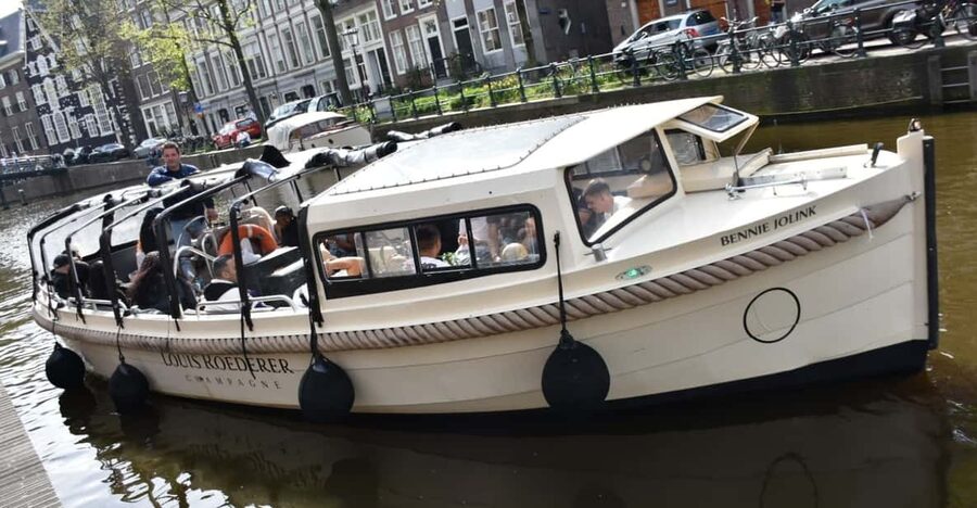 Amsterdam: 420 Smoke-Friendly Boat Tour - The One-Hour Canal Route