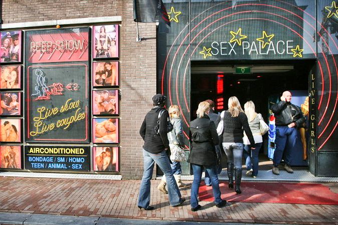 Amsterdam: After Dark Red Light District Tour - De Waag and the end near Nieuwmarkt
