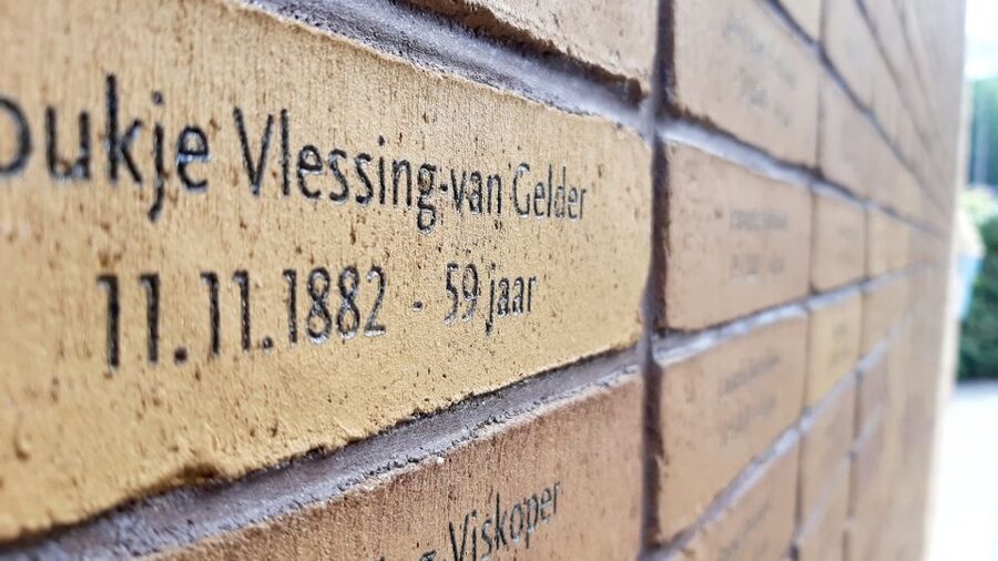 Amsterdam: Anna Frank and World War II History Walking Tour - The memorial and the people lost during the war