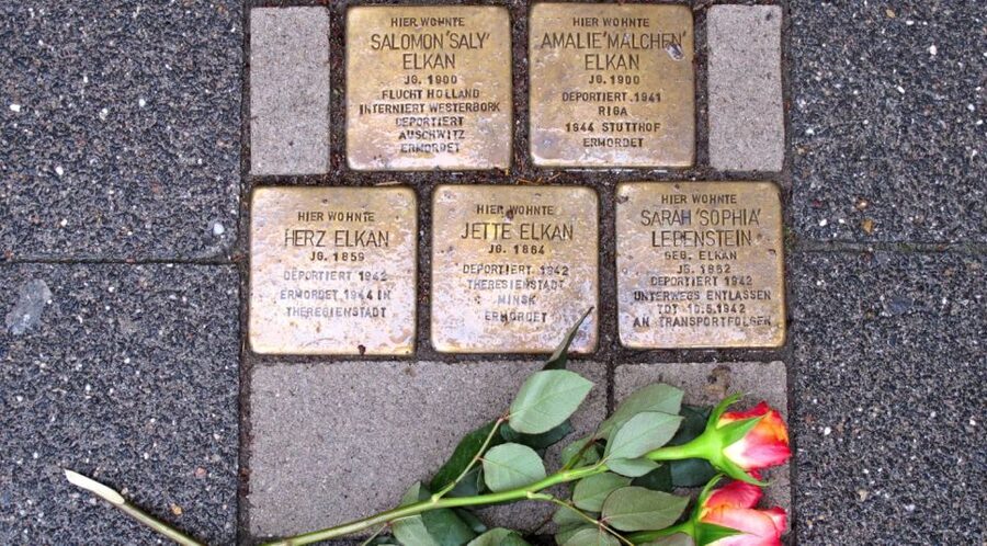 Amsterdam: Anna Frank and World War II History Walking Tour - Guide style and the strongest part of the experience