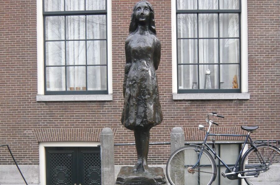 Amsterdam: Anne Frank Walking Tour - Why this walk works better than a narrow Anne Frank tour