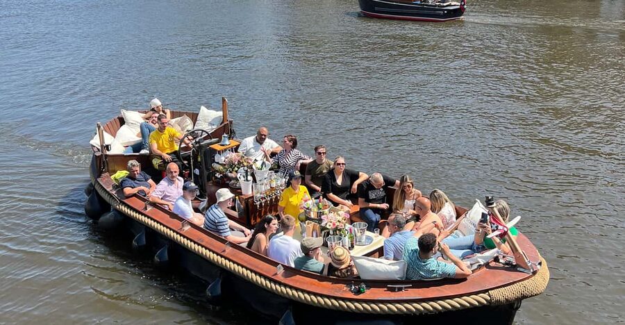 Amsterdam: Boat Tour with Optional Unlimited Drinks - What the guide adds to a short cruise