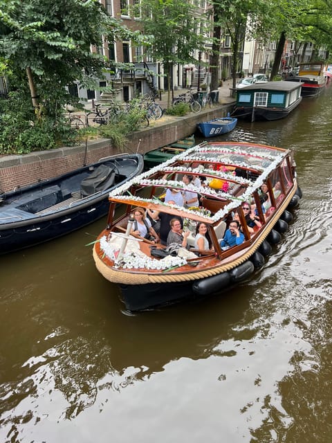 Amsterdam: Boat Tour with Optional Unlimited Drinks - Following the 45-minute route through old Amsterdam