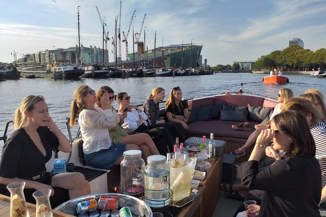 Amsterdam canal cruise in open boat – Guided tour - Finding the boat near Stationsplein 17