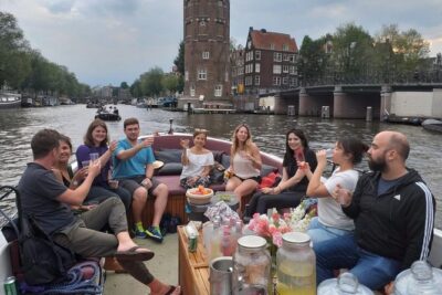 Amsterdam canal cruise in open boat – Guided tour