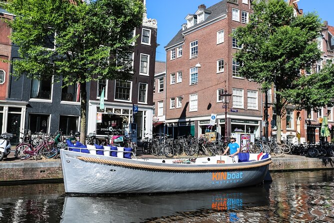 Amsterdam Canal Cruise in Open Boat with Unlimited Drinks Option - Commentary depends on the captain
