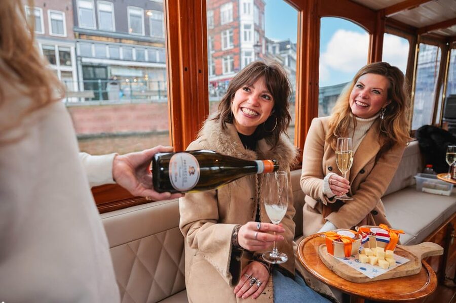Amsterdam: Canal Cruise with Bubbles & Bites - Why this canal cruise works so well