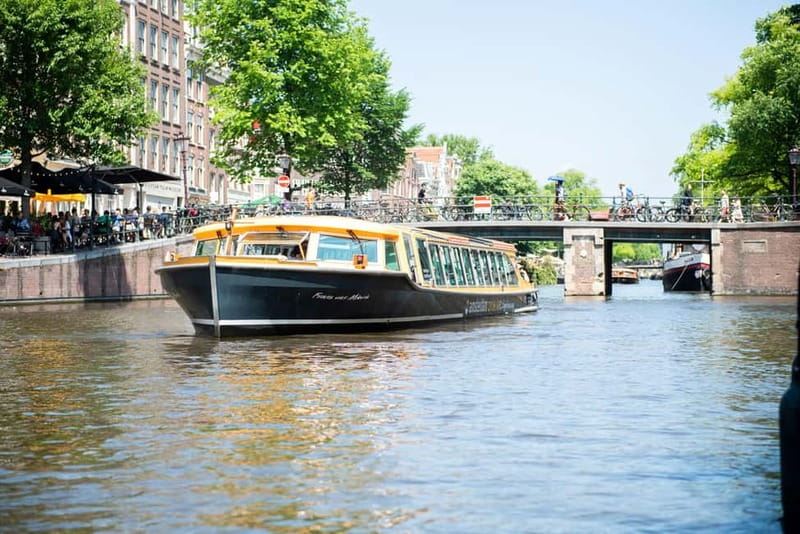 Amsterdam canal cruise with culinary burger or cheese & wine - Two ways to eat your way through Amsterdam