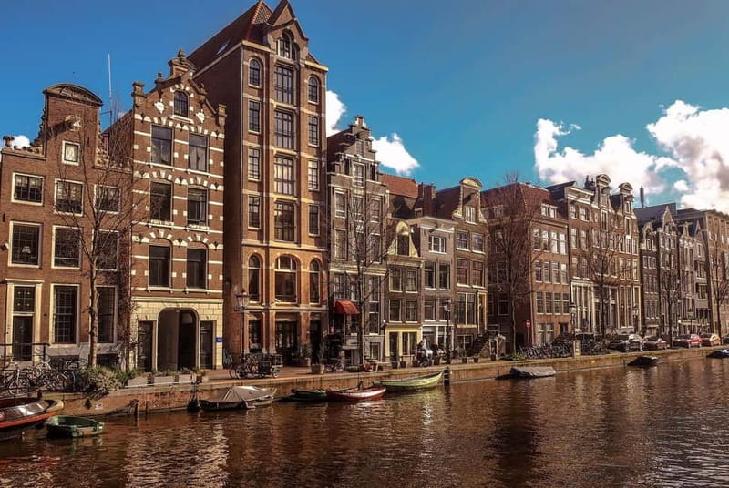 Amsterdam canal cruise with culinary burger or cheese & wine - The Burger Cruise: a proper meal with canal views