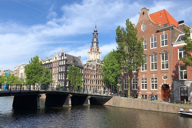 Amsterdam Canal Cruise with German Guide and unlimited drinks - A small German cruise through Amsterdam’s center