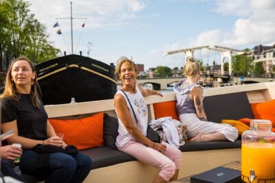Amsterdam Canal Cruise with German Guide and unlimited drinks