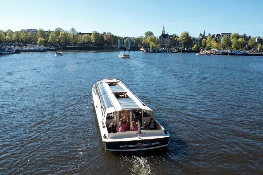 Amsterdam: Canal Cruise with Live Commentary & Audio Guide - Key points to know before booking