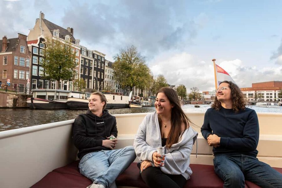 Amsterdam: Canal Cruise with Live Commentary & Audio Guide - The boat itself: comfort without fuss