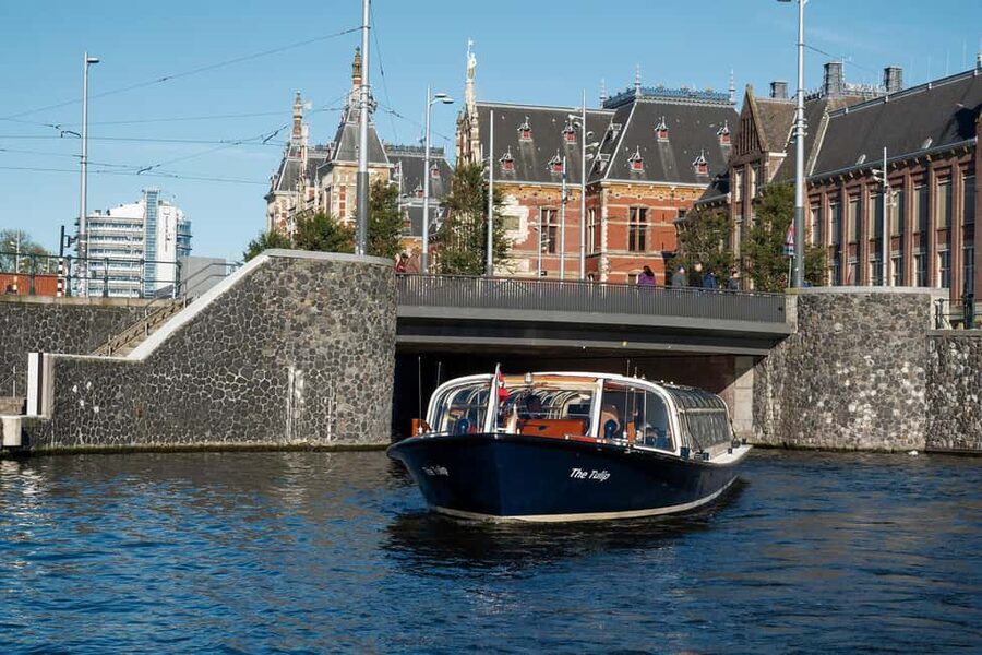 Amsterdam: Canal Cruise with Live Commentary & Audio Guide - Who should book this cruise?