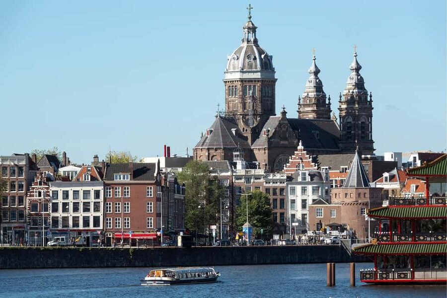 Amsterdam: Canal Cruise with Live Commentary & Audio Guide - Finding Badhuiskade 1 from Central Station