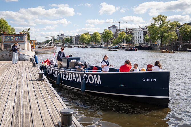 Amsterdam Canal Cruise with Live guide & Two drinks - Central St. - What the live guide adds to the view