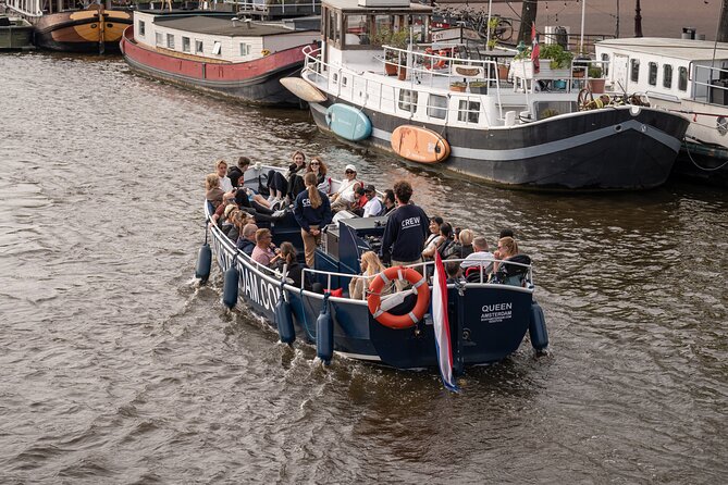 Amsterdam Canal Cruise with Live guide & Two drinks - Central St. - A relaxed group, not a packed sightseeing machine