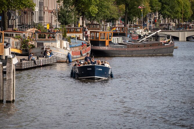 Amsterdam Canal Cruise with Live guide & Two drinks - Central St. - Who will enjoy this one-hour cruise?