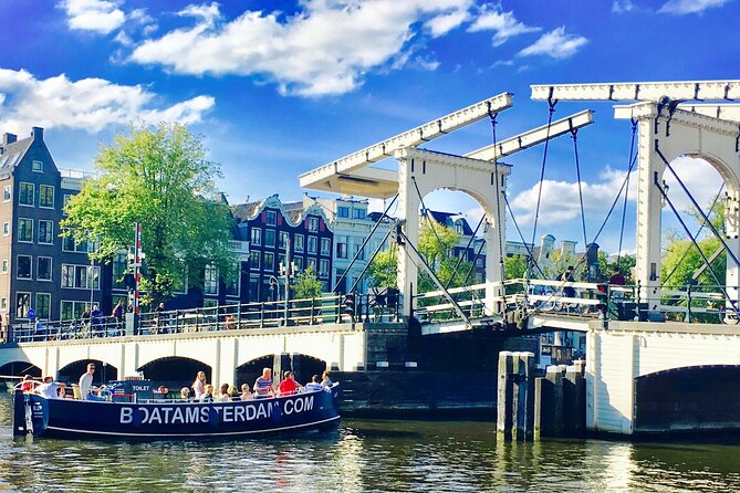 Amsterdam Canal Cruise with Open Bar - Central Station - A quick canal tour with a festive feel