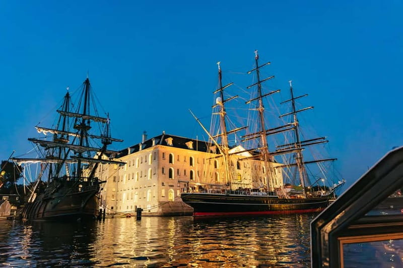 Amsterdam: Cheese & Wine Cruise Tasting Experience - Magere Brug and evening scenery