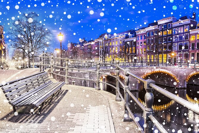 Amsterdam Christmas Walk with hot drink and Dutch treat - Dam Square and Spui: a central opening with two moods