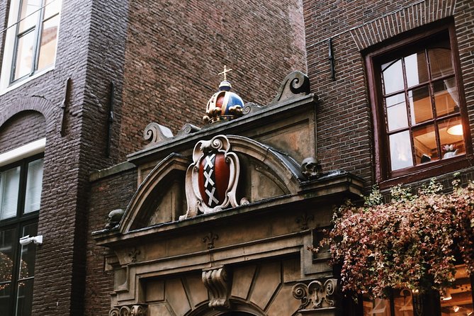 Amsterdam City Center Guided Walking Tour Semi-Private 12ppl Max - Wide houses, narrow houses, and Dutch trade