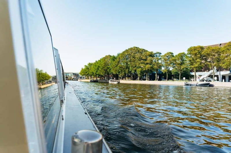 Amsterdam: City Centre Canal Cruise & Free Flower Cocktail - Bridges, reflections, and the Skinny Bridge