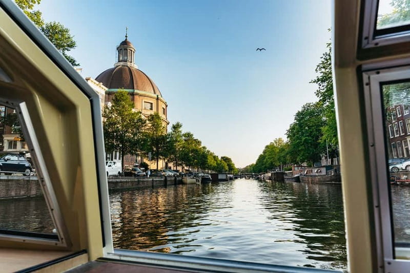 Amsterdam: City Centre Canal Cruise & Free Flower Cocktail - What the audio guide and captain add