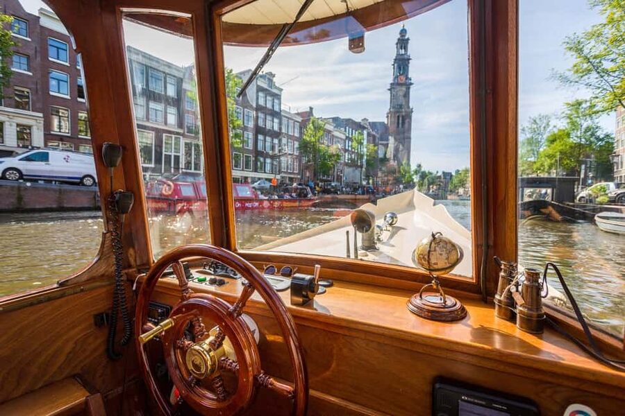 Amsterdam: Classic Boat Cruise with Optional Cheese & Wine - Herengracht, the Golden Bend, and Hotel Seven Bridges