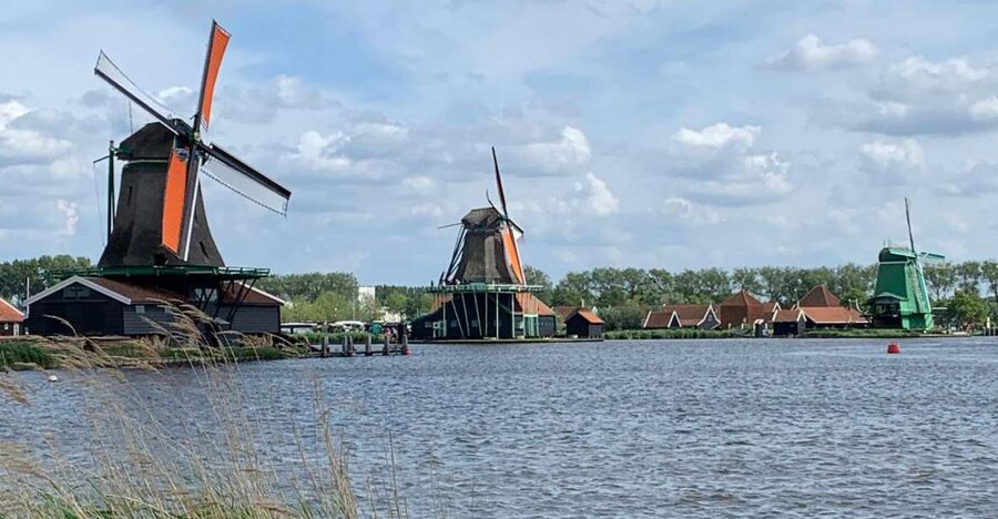 Amsterdam: Countryside Bike Tour and Zaanse Schans Windmills - Clogs and Gouda cheese