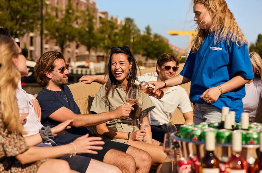 Amsterdam: Cozy Evening Canal Cruise With Open Bar Option - Key points at a glance