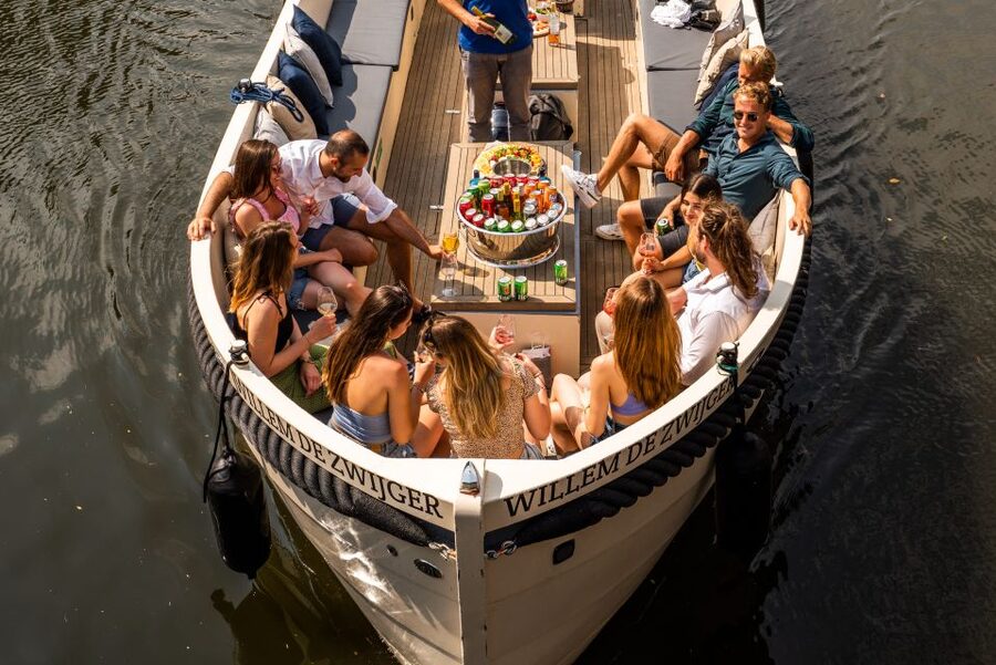 Amsterdam: Cozy Evening Canal Cruise With Open Bar Option - Practical booking advice