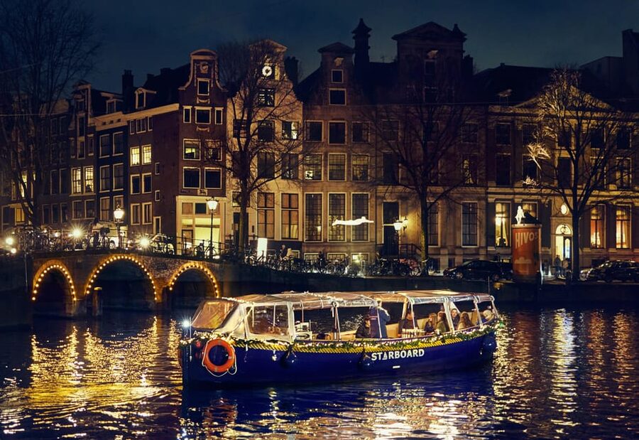 Amsterdam: Cozy Evening Canal Cruise With Open Bar Option - Who will enjoy this Amsterdam cruise?
