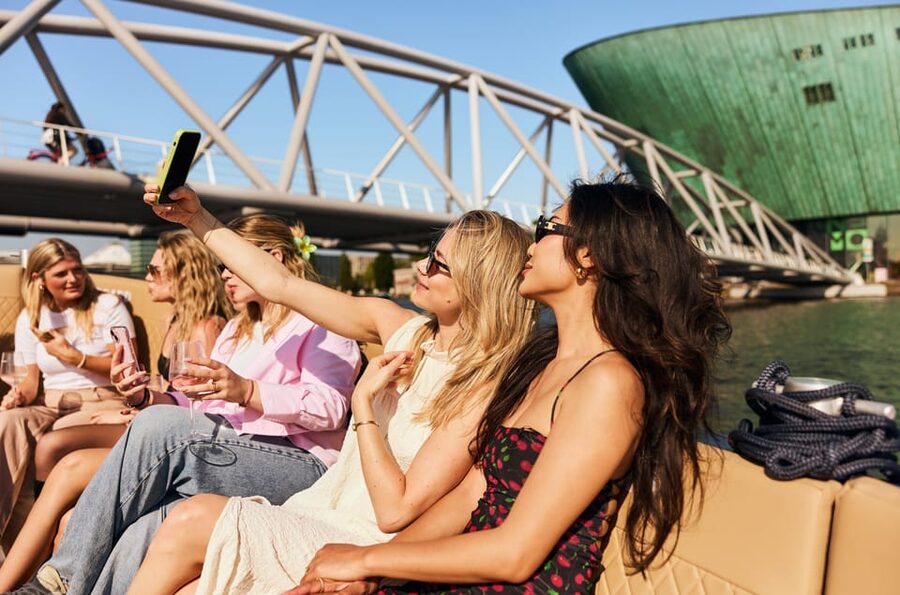 Amsterdam: Cozy Evening Canal Cruise With Open Bar Option - Starting near Dam Square and the Red Light District