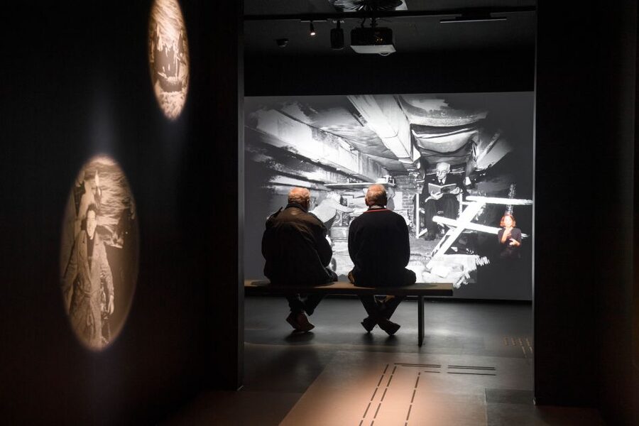 Amsterdam: Dutch WWII Resistance Museum Entry Ticket - The handheld guide and interactive displays