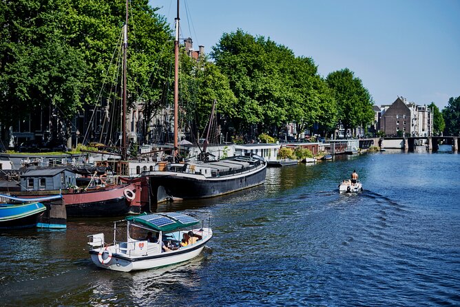 Amsterdam Essence in German: 90-minute waterway trip - The German-language element