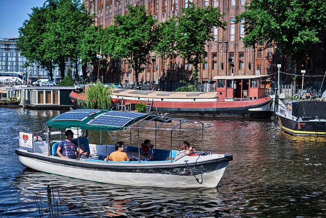 Amsterdam Essence in German: 90-minute waterway trip - Meeting skipper Paap at Prinsengracht 375