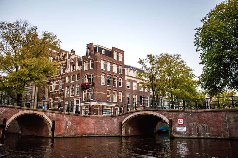 Amsterdam: Evening Pizza Cruise Along the Canals - What the $40 price really includes