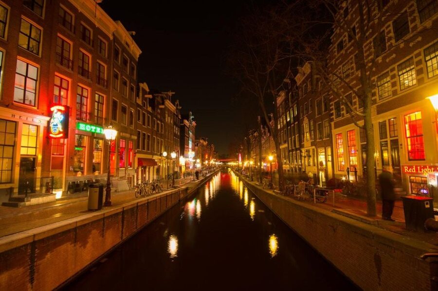 Amsterdam: Exclusive Red Light District Tour and Drink - Oude Kerk and Amsterdam’s old center