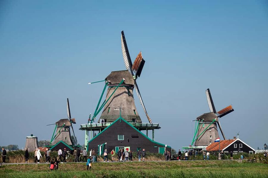 Amsterdam: Explore Zaanse Schans: Half-Day Luxury Coach Trip - Getting There From Amsterdam Central Station